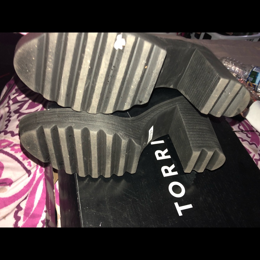 Black heeled ankle booties that zip up the front - Picture 4 of 4